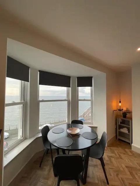 Superb 2 Bedroom Sea View Flat Scarborough Exterior photo