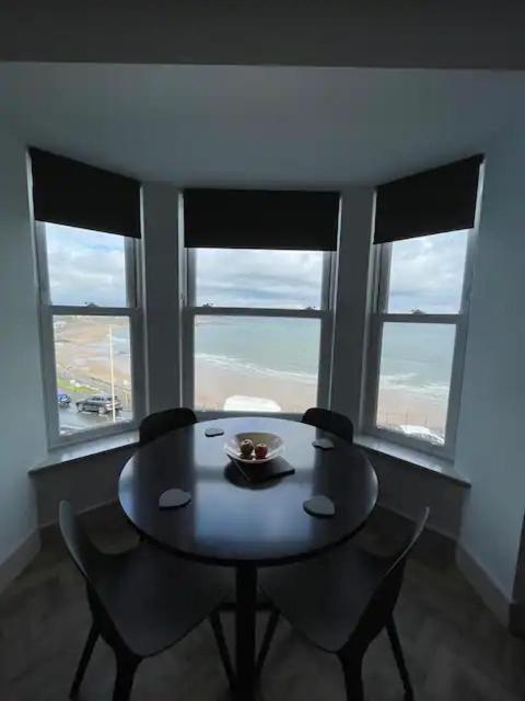 Superb 2 Bedroom Sea View Flat Scarborough Exterior photo
